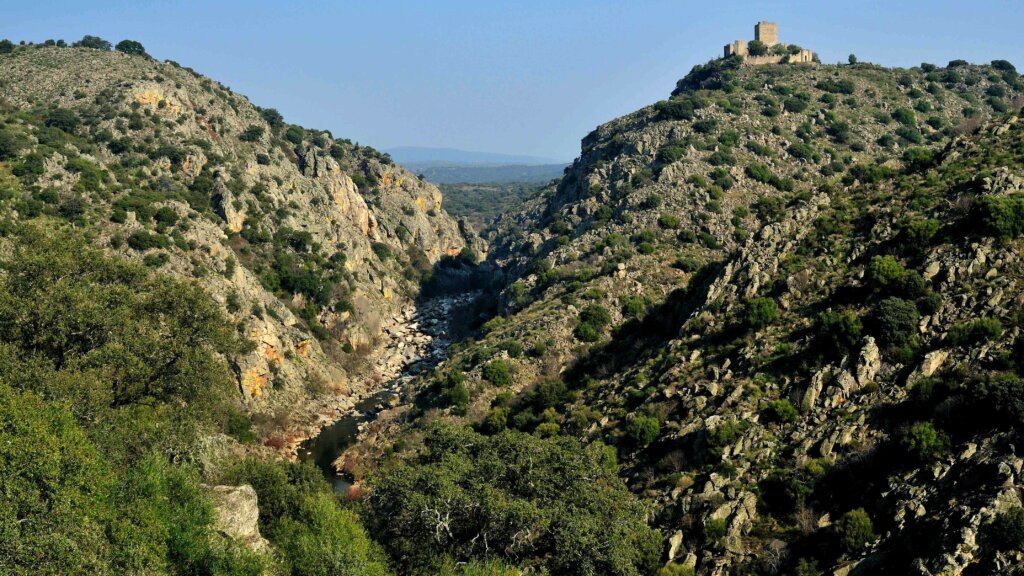 Aquí se concentra uno de los yacimientos megalíticos más importantes y diversos de Europa. Gran cantidad de dólmenes, menhires y otros restos prehistóricos salpican el territorio a ambos lados de “la Raya”.