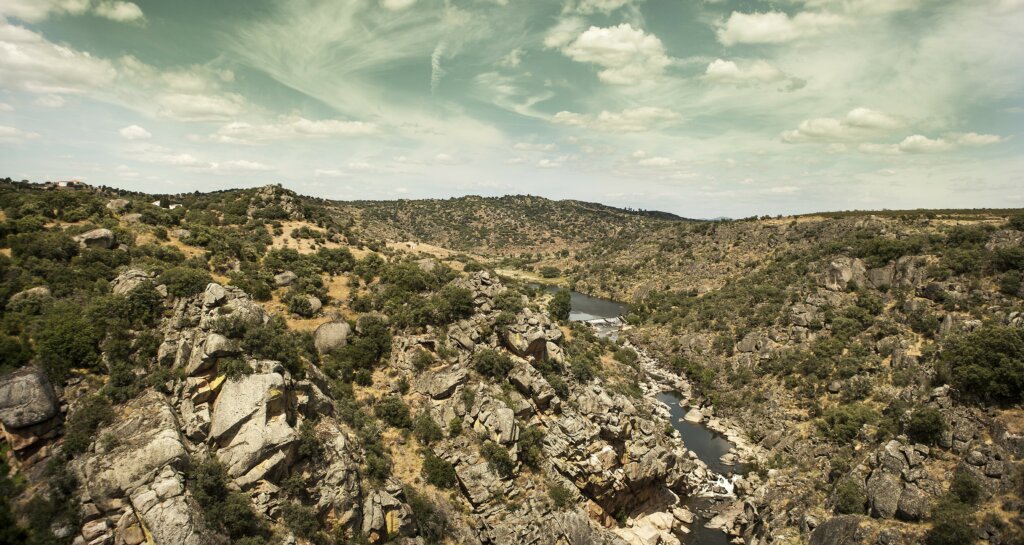 Aquí se concentra uno de los yacimientos megalíticos más importantes y diversos de Europa. Gran cantidad de dólmenes, menhires y otros restos prehistóricos salpican el territorio a ambos lados de “la Raya”.