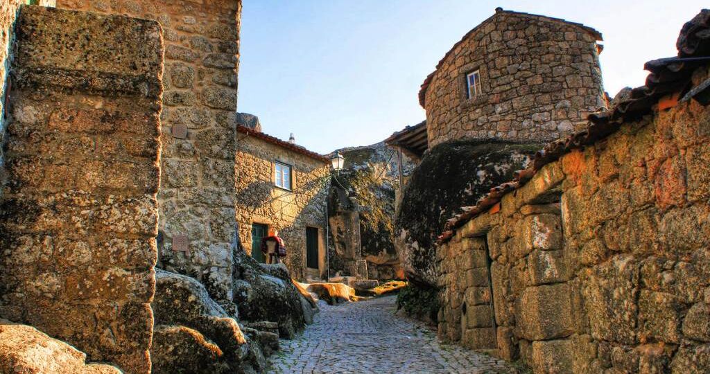 CALLE TÍPICA DE MONSANTO